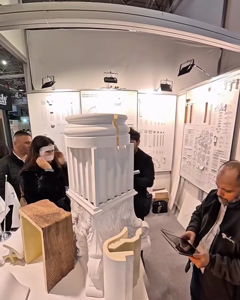 Colonna in poliuretano a tutta altezza esposta accanto a un blocco campione con texture del legno