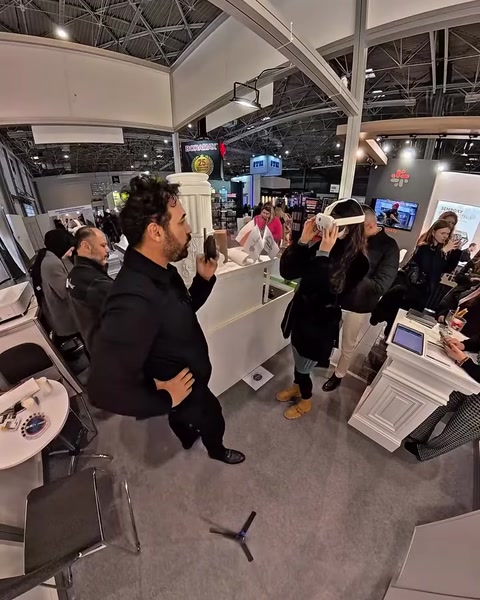 Visitatori osservano monitor con contenuti di visualizzazione architettonica