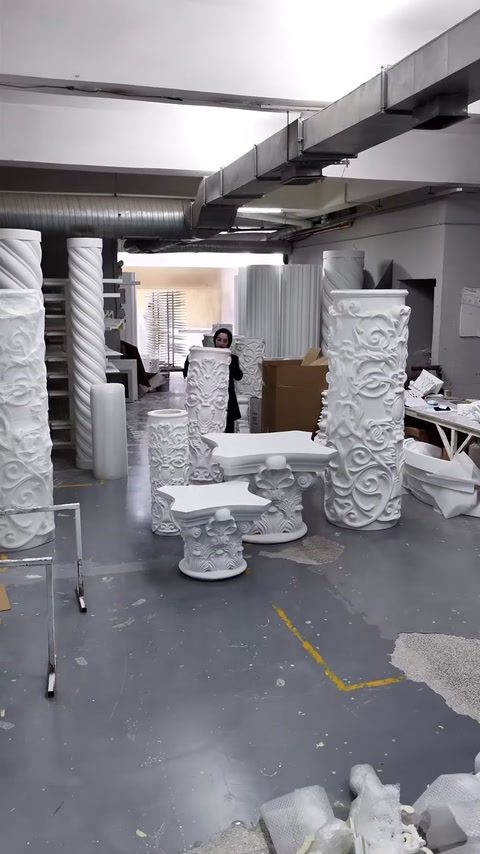 Nell'officina si vedono insieme fusti di colonne, capitelli e basi
