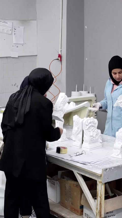 Sui componenti decorativi delle colonne vengono eseguiti ritocchi e controlli finali