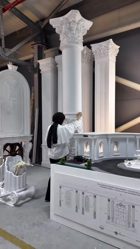 Colonne scanalate e lisce sono affiancate a capitelli classici nello showroom