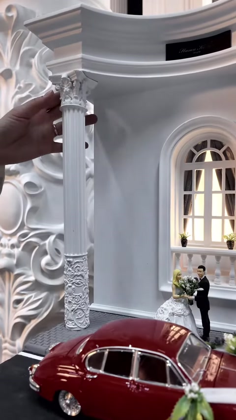Un modello in miniatura di colonna viene confrontato con un esempio a grandezza naturale