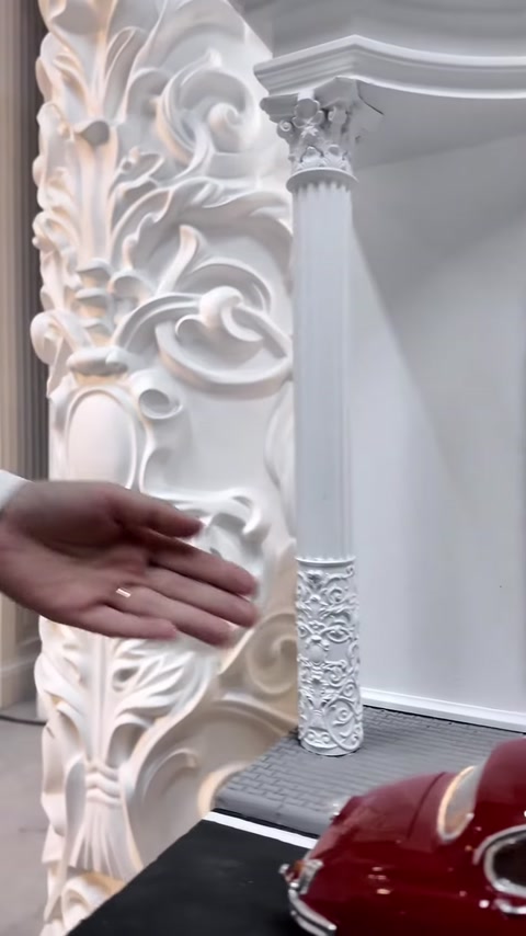 I dettagli curvi del fusto di una colonna decorata a rilievo vengono mostrati da vicino