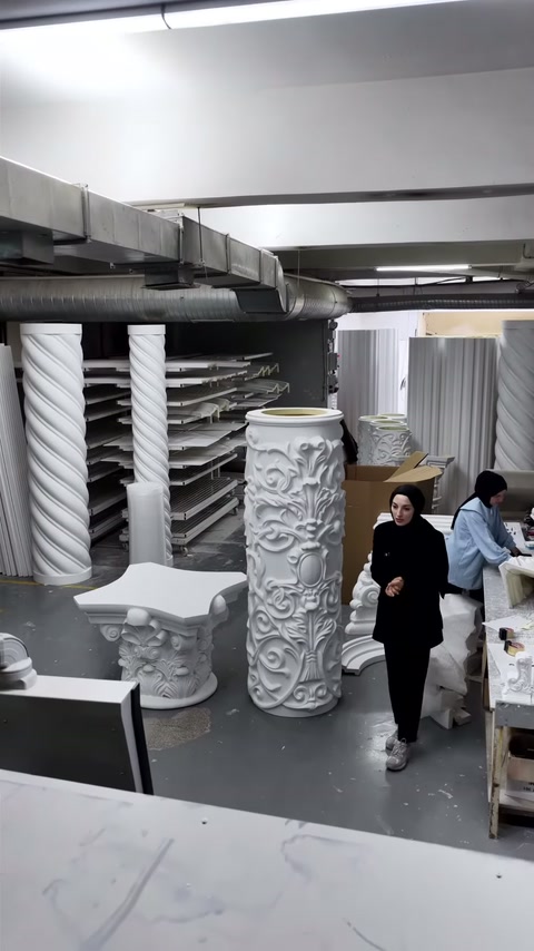 Il video mostra diversi esempi di fusti di colonna, capitelli e basi esposti in laboratorio.