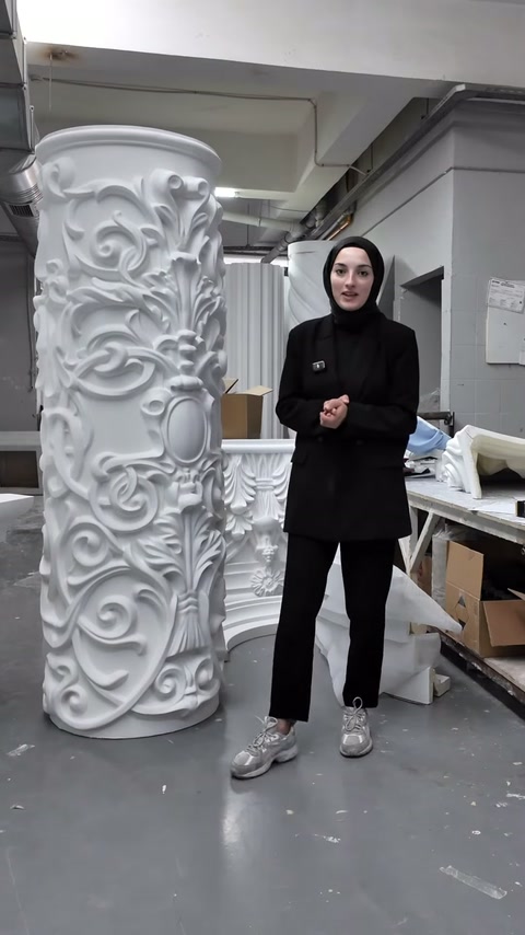 La superficie ondulata di un fusto di colonna altamente decorato nel laboratorio viene vista frontalmente.
