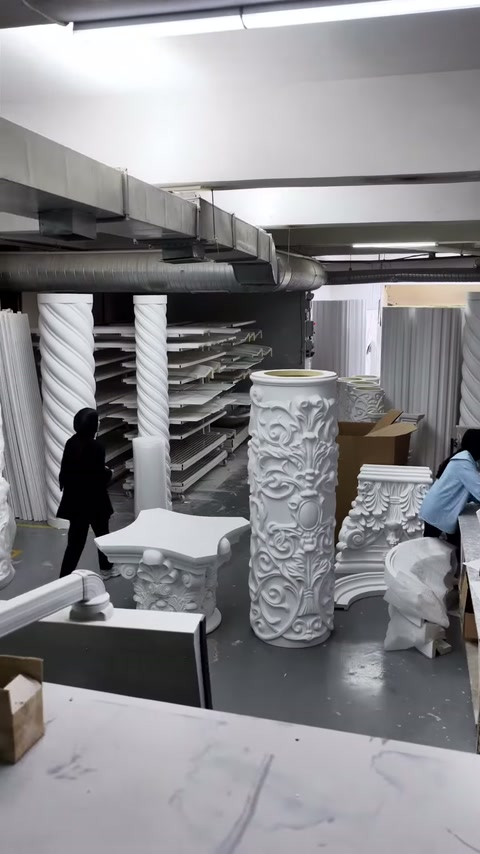 Elementi decorativi di colonna di diverso spessore si trovano davanti ai banchi di lavoro.