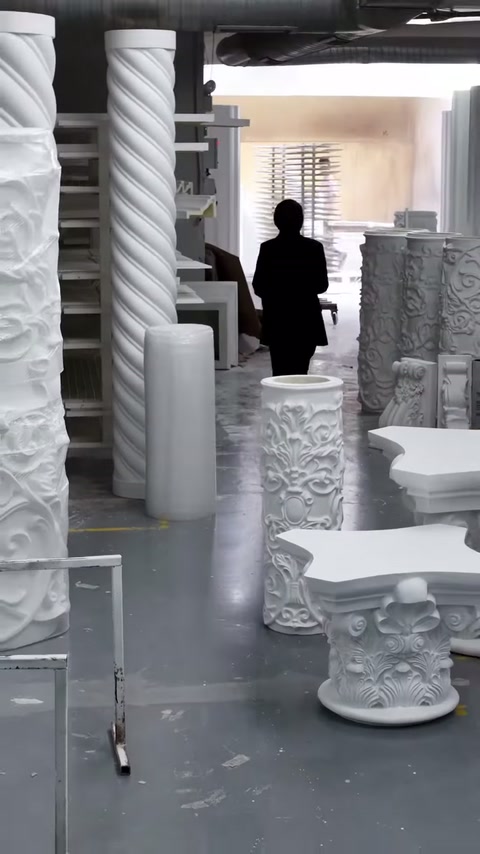 Nella vasta sala di produzione si trovano capitelli di colonna, basi e fusti.