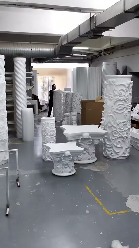 Nel corridoio del laboratorio si vedono esempi verticali di colonna e vari elementi decorativi.