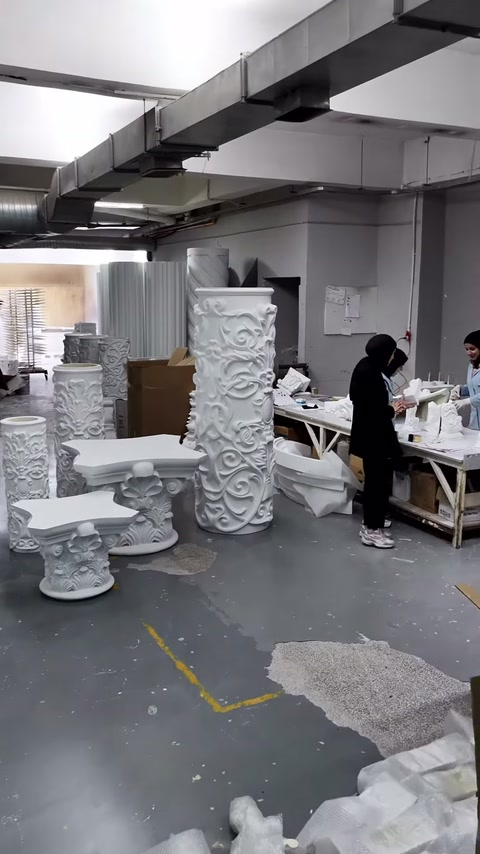 Nel mezzo dell'area di produzione si trovano esempi di fusti lavorati con capitelli.