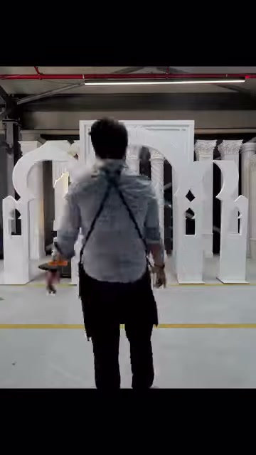 Atölyedeki kemer ve sütun düzeni önünde montaj kontrolü yapılıyor.