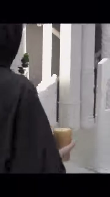 Kemerli niş yanındaki dekoratif sütuna mum yerleştirme aşaması görülüyor.