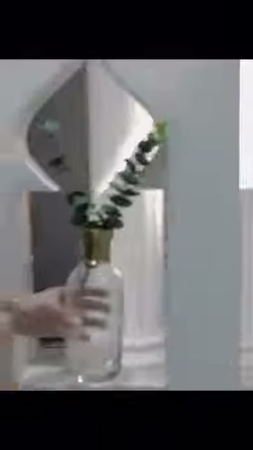 Cam vazodaki yeşil dallar, kemerli niş içinde konumlandırılıyor.