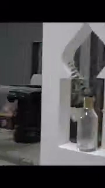 Beyaz kemer açıklığı, yerleştirilmiş vazo dekoruyla sergileniyor.