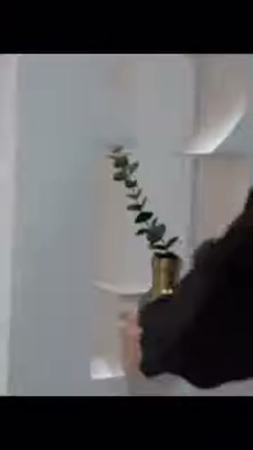 Sunucu, nişteki bitkili vazoyu sütun ayrıntıları yanında gösteriyor.