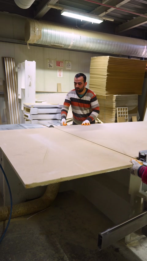Il grande pannello del piano viene tagliato lungo una linea retta con una macchina da laboratorio