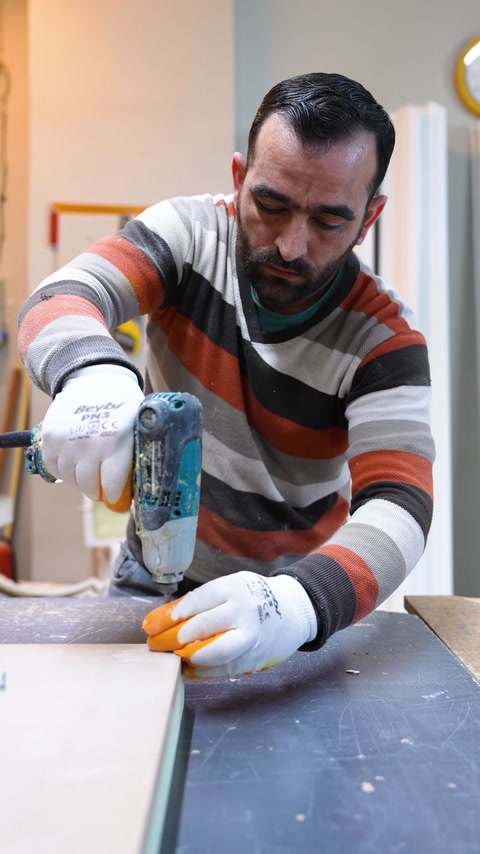 La zona d'angolo del pannello del piano viene lavorata con un elettroutensile manuale