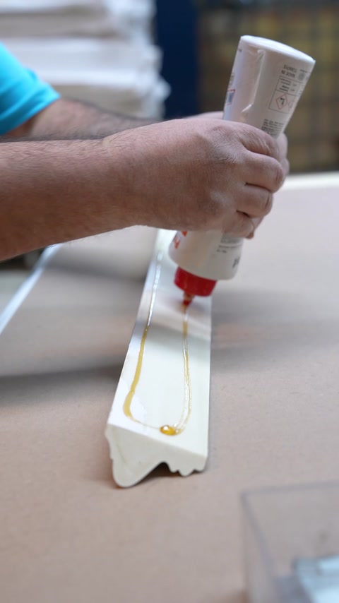 L'adesivo di montaggio viene applicato sul retro dell'elemento del bordo