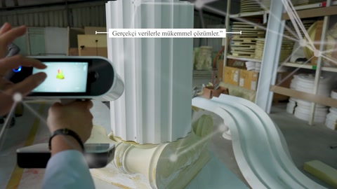 Tablet ekranında kartonpiyer profilinin 3D taranmış modeli inceleniyor