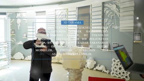 In un'ampia area di lavoro sono visibili colonne e elementi decorativi per facciate
