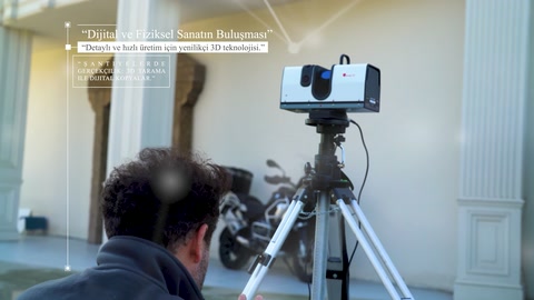 Lo scanner montato su treppiede viene orientato verso l'alta colonna scanalata.