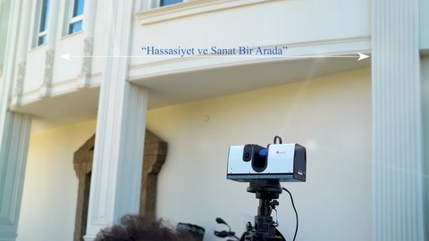 Le alte colonne scanalate e l'assetto della facciata con balconate vengono esaminate.