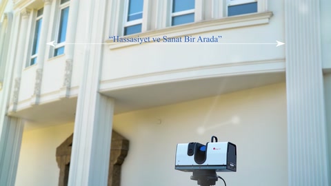 Lo scanner su treppiede viene orientato verso la facciata superiore circondata da colonne decorative.