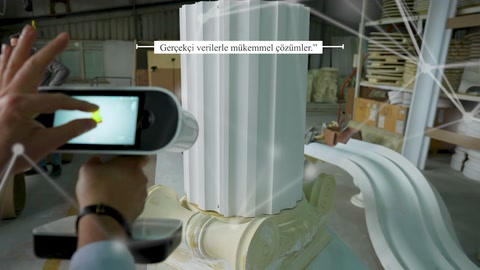 L'operatore sposta lo scanner portatile intorno al capitello della colonna decorato.