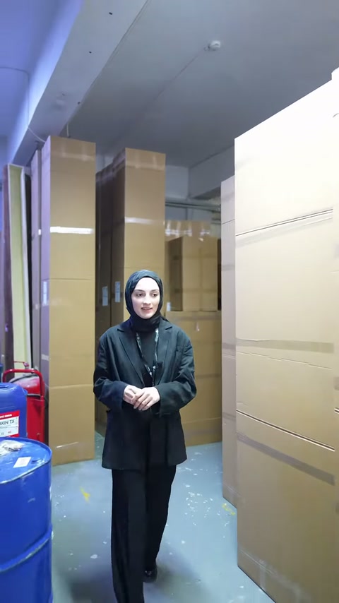Depo geçidinin sonunda sunucu ve paketleme ekipmanları görülüyor.