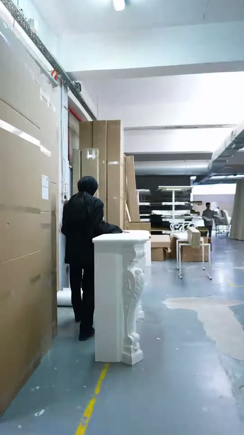Sunucu, beyaz dekoratif elemanların bulunduğu çalışma alanına giriyor.