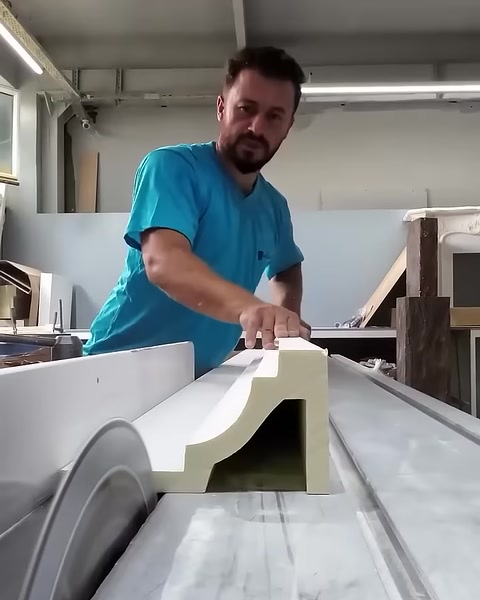 Sono visibili la sezione e la superficie a gradini del profilo della cornice ad arco