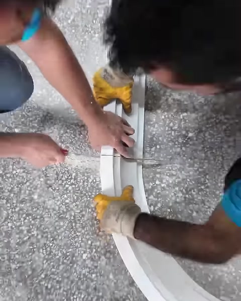 Gli elementi curvi della cornice vengono allineati a terra per essere uniti