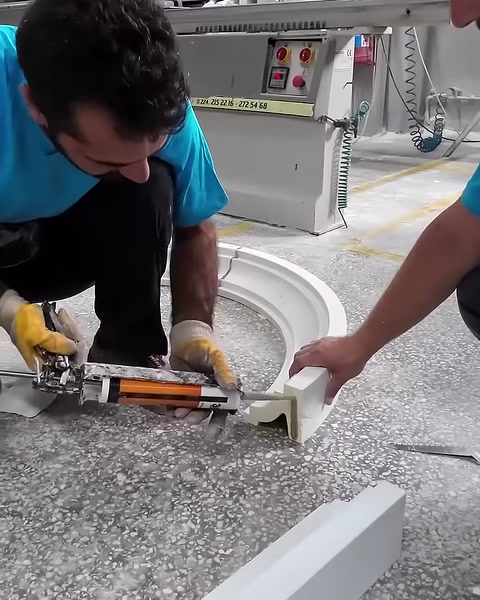 Il punto di giunzione dell'arco viene fissato con un utensile manuale
