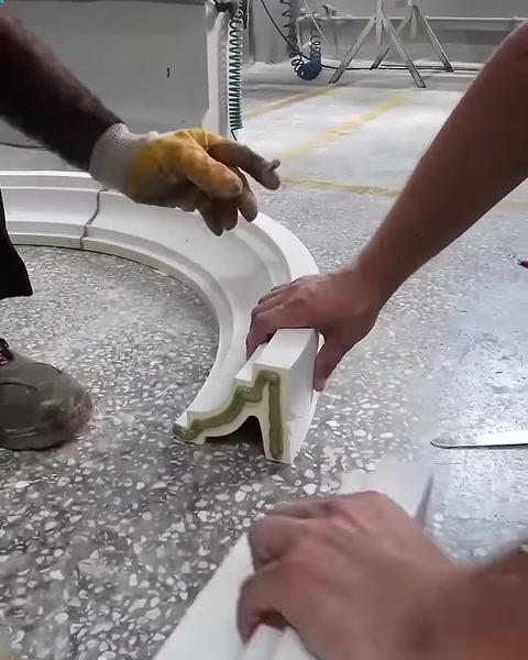 Un elemento curvo viene posizionato nel punto di giunzione profilato della cornice ad arco