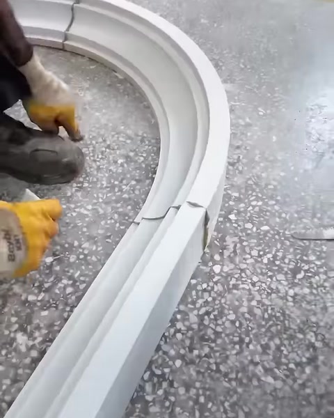 Gli elementi curvi uniti formano la sagoma dell'arco sul pavimento
