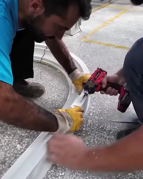 La zona di giunzione della cornice curva viene fissata con un utensile manuale rosso
