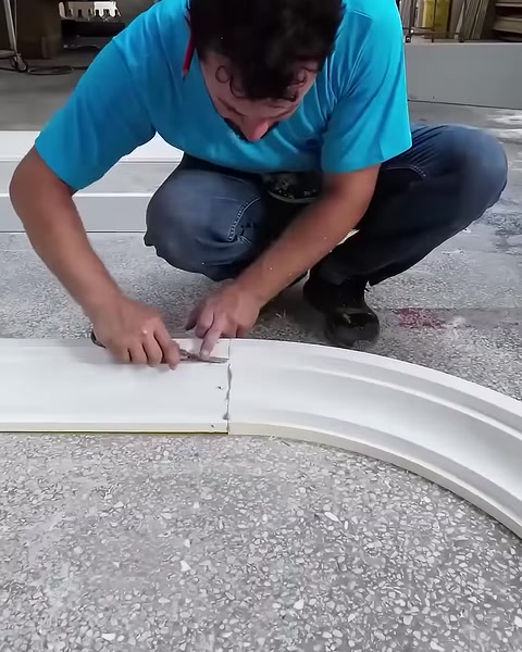 Un operatore controlla e corregge a mano il punto di giunzione della cornice ad arco