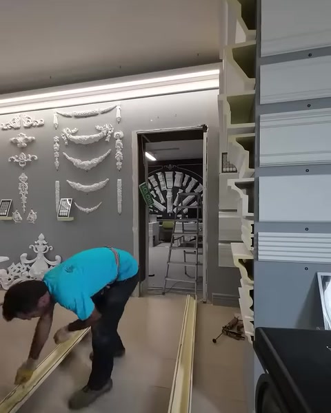 La cornice ad arco viene posizionata con attenzione nell'apertura della porta interna