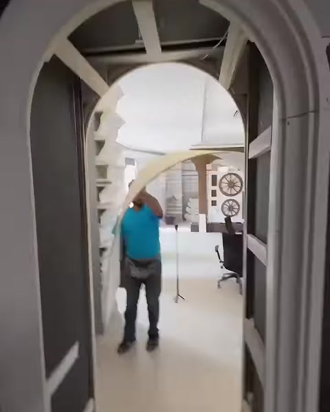 La cornice ad arco installata incornicia l'apertura decorativa dell'ambiente interno