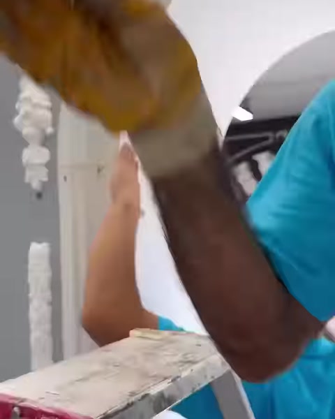 Lo stucco viene applicato con una spatola sulla superficie di giunzione lungo il bordo dell'arco