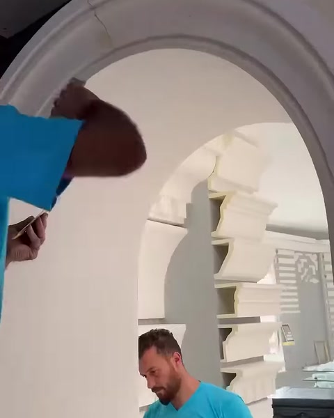 Un operatore regolarizza la superficie della curva interna dell'arco dopo l'applicazione