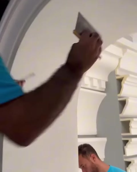 La superficie della curva superiore della cornice ad arco viene regolarizzata con una spatola