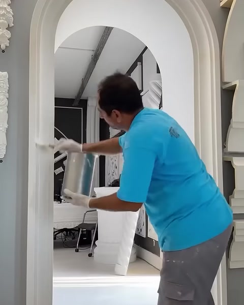 Sull'elemento verticale della cornice ad arco viene eseguita la finitura della superficie