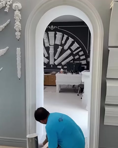 L'installazione della cornice ad arco bianca viene completata nell'apertura interna