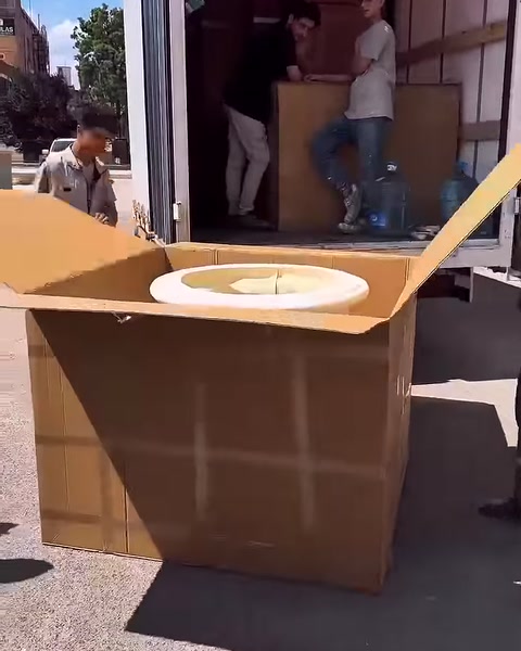 Con l’apertura della scatola compare la piastra superiore circolare del capitello bianco.