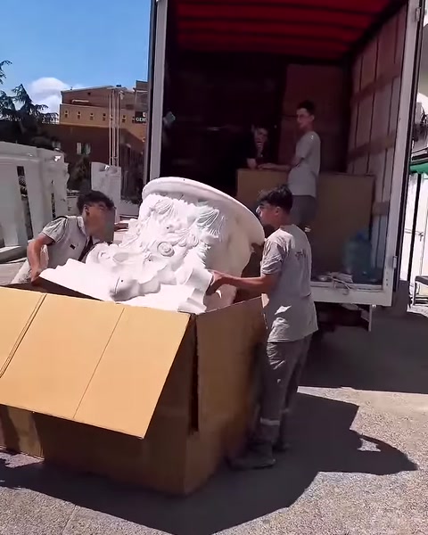 Sollevando il grande capitello decorativo, emergono gli ornamenti della parte anteriore.