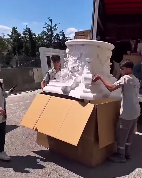 Gli operatori estraggono il capitello tenendolo da entrambi i lati.