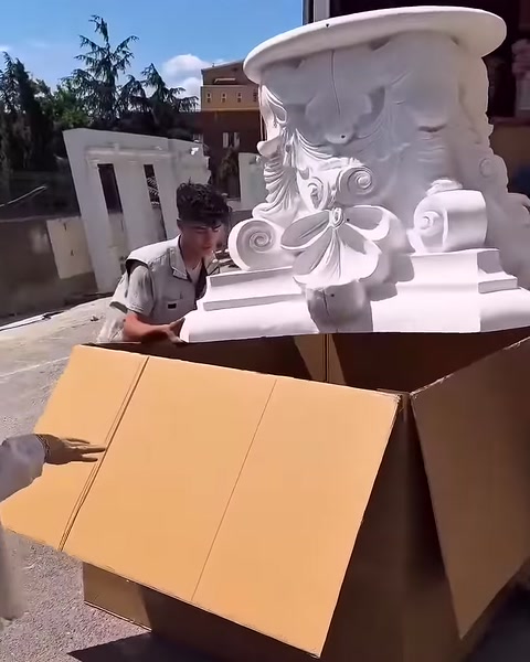 Il capitello bianco viene esposto completamente sopra la scatola.