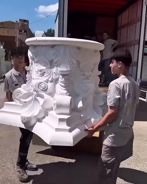 Il capitello decorativo viene tenuto in posizione verticale con la sua ampia piastra superiore.