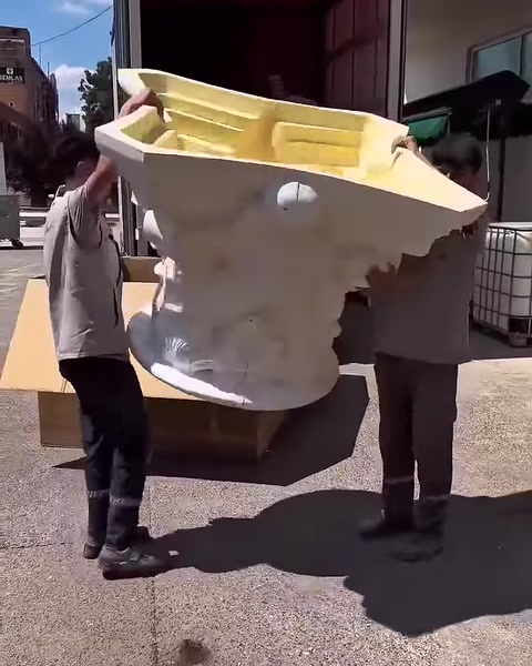 Vengono mostrati il volume interno posteriore e la struttura della piastra superiore.