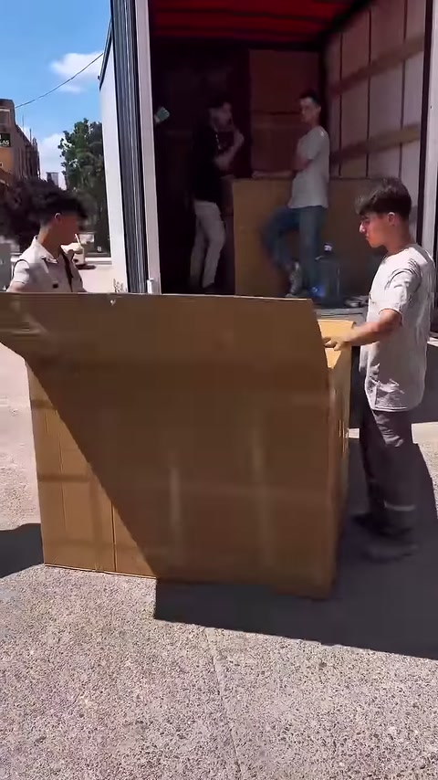 Il largo coperchio anteriore viene abbassato per aprire completamente lo scatolone